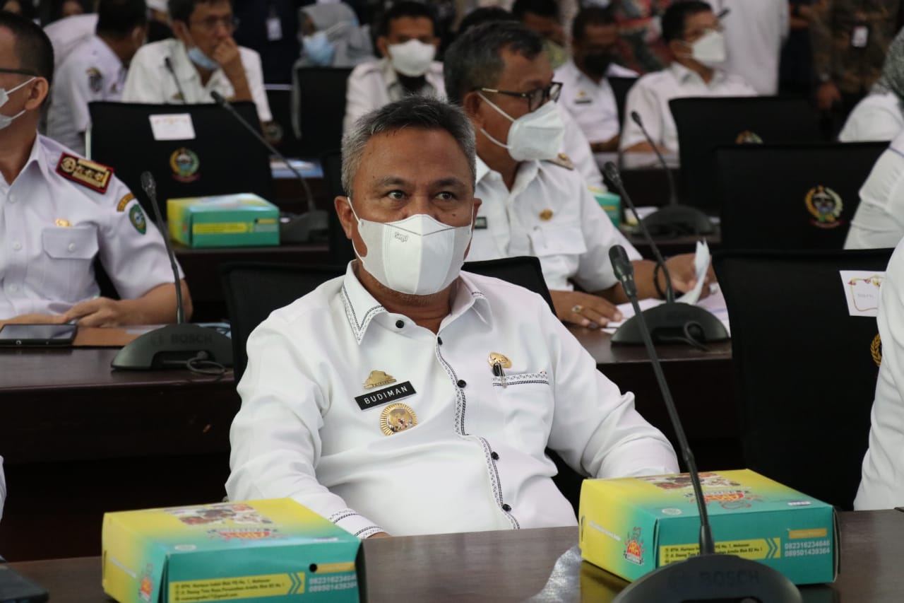 Bupati Luwu Timur, H. Budiman didampingi Sekretaris daerah, H. Bahri Suli dan Inspektur, Salam Latif, menghadiri Rapat Koordinasi Pencegahan Korupsi Terintegrasi Provinsi Sulawesi SelatanTahun 2022 yang dirangkaikan dengan pengukuhan Kepala Perwakilan BPKP Sulsel dan penandatanganan Komitmen Bersama tentang Pengelolaan DAK Fisik dan Non Fisik TA. 2022 di Ruang Rapat Pimpinan Kantor Gubernur Sulawesi Selatan, Makassar (30/03/2022).