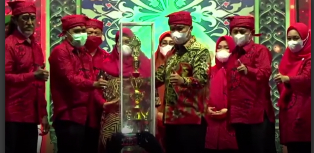 Kecamatan Wotu menjadi juara umum pada kegiatan MTQ ke IX Tingkat kabupaten Luwu timur, Bupati menyerahkan piala kepada kecamatan Wotu, Senin (14/3/22), Malam.