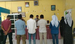 Kepala Desa Bawalipu melantik Panitia Tim Seleksi penjaringan kepala dusun di sekretariat desa bawalipu, jumát (11/3/22).