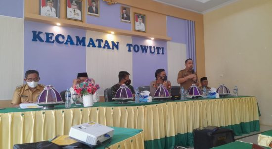Dalam rangka akselerasi vaksinasi covid 19 di Kabupaten Luwu Timur, maka Pemkab. Luwu Timur bekerjasama dengan Polres Lutim melakukan safari sosialisasi vaksinasi Covid19 pada 11 Kecamatan se Luwu Timur.