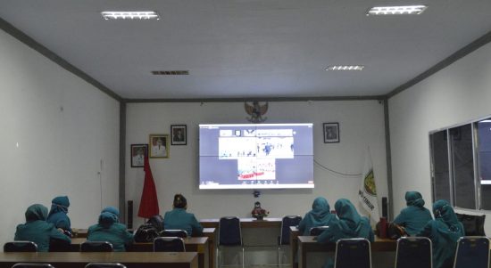 Tim Penggerak Pemberdayaan Kesejahteraan Keluarga (TP PKK) Kabupaten Luwu Timur (Lutim), menghadiri pelantikan Ketua TP PKK Provinsi Sulawesi Selatan (Sulsel), Naoemi Octarina secara virtual di Ruang Media Center Diskominfo-SP, Kamis (31/03/2022).