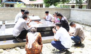 Sebelum bertolak menuju ke Kabupaten Luwu Timur usai menghadiri peresmian Masjid Babul Jannah di Desa Dandang, Kecamatan Sabbang Selatan, Kabupaten Luwu Utara, Bupati Luwu Timur, H. Budiman menyempatkan diri mampir untuk berziarah di makam Mantan Bupati Luwu Timur, Alm. Muh. Thoriq Husler yang berlokasi di Kelurahan Kappuna, Kecamatan Masamba, Luwu Utara, Jumat (01/04/2022).
