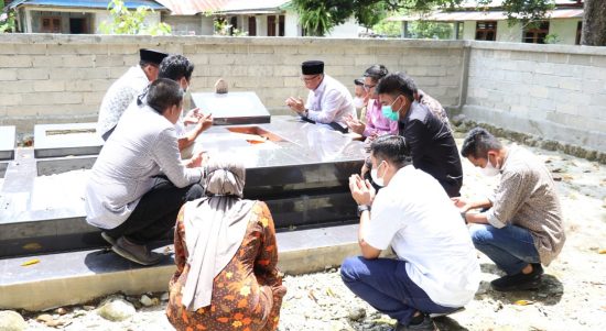 Sebelum bertolak menuju ke Kabupaten Luwu Timur usai menghadiri peresmian Masjid Babul Jannah di Desa Dandang, Kecamatan Sabbang Selatan, Kabupaten Luwu Utara, Bupati Luwu Timur, H. Budiman menyempatkan diri mampir untuk berziarah di makam Mantan Bupati Luwu Timur, Alm. Muh. Thoriq Husler yang berlokasi di Kelurahan Kappuna, Kecamatan Masamba, Luwu Utara, Jumat (01/04/2022).