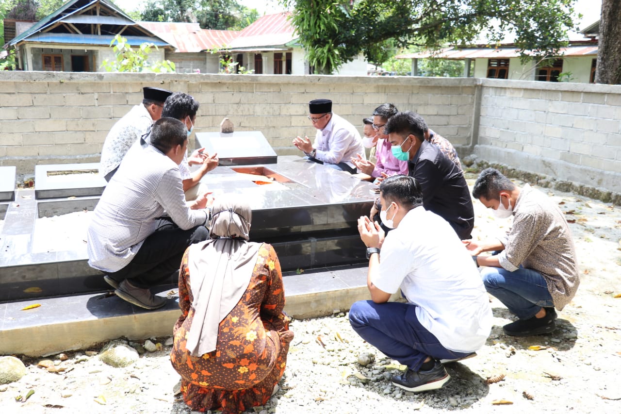 Sebelum bertolak menuju ke Kabupaten Luwu Timur usai menghadiri peresmian Masjid Babul Jannah di Desa Dandang, Kecamatan Sabbang Selatan, Kabupaten Luwu Utara, Bupati Luwu Timur, H. Budiman menyempatkan diri mampir untuk berziarah di makam Mantan Bupati Luwu Timur, Alm. Muh. Thoriq Husler yang berlokasi di Kelurahan Kappuna, Kecamatan Masamba, Luwu Utara, Jumat (01/04/2022).