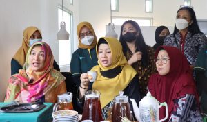 Ketua Persit Kartika Candra Kirana (KCK) Pangdam XIV Hasanuddin, Amelia Andi Muhammad didampingi Ketua Persit KCK Cabang XXXVIII Dim 1403 Koorcab Rem 141 PD XIV Hasanuddin, dr. Suci Pratiwi Aminuddin, Ketua Persit KCK Daerah XIV Hasanuddin, Djashar Djamil, Ketua Persit Koorcab Rem 141 Toddopuli, Apriadi Nidj, Ketua Persit KCK 1403/Palopo dan Vice President PT. Vale, Dhiana Andreas, menyambangi Galeri UMKM Kareso Sorowako dalam rangkaian Kunjungan Kerja (Kunker) nya di Sorowako, Kamis (31/03/2022).