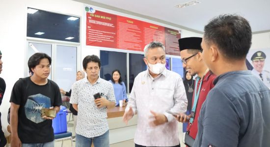 Bupati Luwu Timur, H. Budiman mengungkapkan bahwa Kabupaten Luwu Timur kedepan akan menuju pada pemerintahan berbasis digital, Hal tersebut disampaikan Bupati Luwu Timur, saat bersilaturahmi dengan para insan Pers di Luwu Timur, Jumat, (01/04/2022), di ruang Media Center, Gedung PPID Diskominfo SP Luwu Timur, Kecamatan Malili.