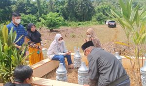 Sehari sebelum memasuki Bulan Suci Ramadhan 1443 H/2022 M, Bupati Luwu Timur, H. Budiman berziarah ke makam orang tuanya, Almarhum H. Abdul Hakim Andi Baso, yang berlokasi di Tempat Pemakaman Umum (TPU) Desa Harapan, Kecamatan Malili, Sabtu (02/04/2022).