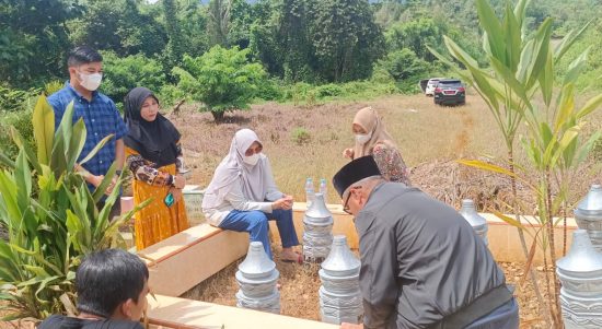 Sehari sebelum memasuki Bulan Suci Ramadhan 1443 H/2022 M, Bupati Luwu Timur, H. Budiman berziarah ke makam orang tuanya, Almarhum H. Abdul Hakim Andi Baso, yang berlokasi di Tempat Pemakaman Umum (TPU) Desa Harapan, Kecamatan Malili, Sabtu (02/04/2022).