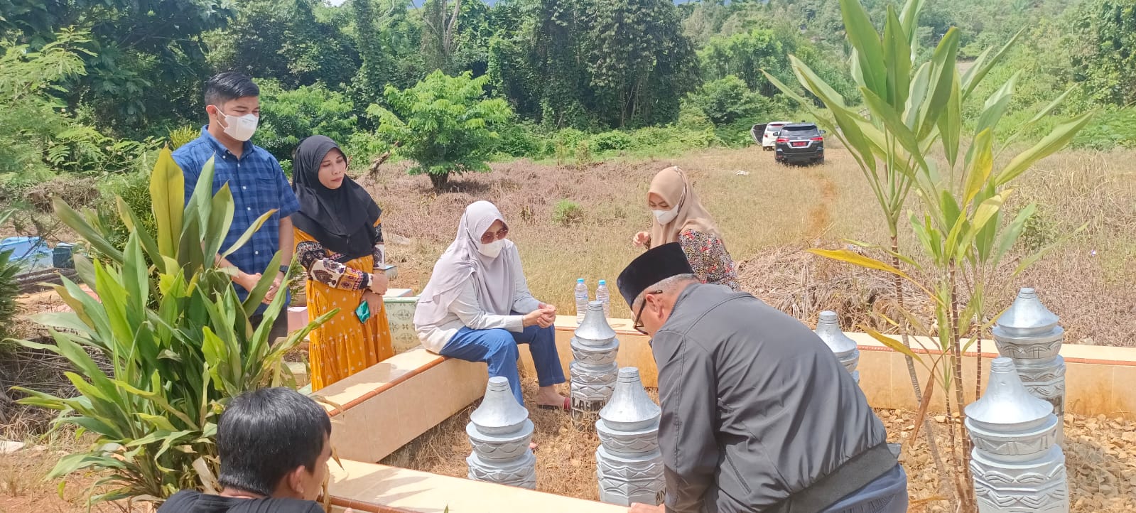 Sehari sebelum memasuki Bulan Suci Ramadhan 1443 H/2022 M, Bupati Luwu Timur, H. Budiman berziarah ke makam orang tuanya, Almarhum H. Abdul Hakim Andi Baso, yang berlokasi di Tempat Pemakaman Umum (TPU) Desa Harapan, Kecamatan Malili, Sabtu (02/04/2022).