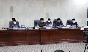 Bupati Luwu Timur, H. Budiman, menghadiri Rapat Paripurna Dewan Perwakilan Rakyat Daerah (DPRD) Lutim dengan agenda mendengarkan pemandangan umum fraksi-fraksi terhadap Laporan Keterangan Pertanggung Jawaban (LKPJ) Bupati Lutim Tahun Anggaran 2021, di Ruang Sidang Paripurna DPRD Lutim, Senin (04/04/2022).