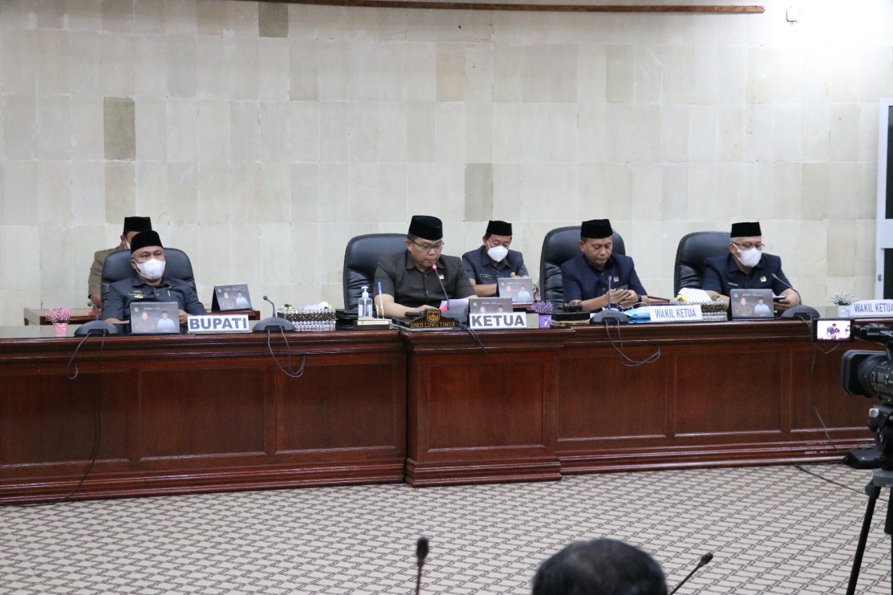 Bupati Luwu Timur, H. Budiman, menghadiri Rapat Paripurna Dewan Perwakilan Rakyat Daerah (DPRD) Lutim dengan agenda mendengarkan pemandangan umum fraksi-fraksi terhadap Laporan Keterangan Pertanggung Jawaban (LKPJ) Bupati Lutim Tahun Anggaran 2021, di Ruang Sidang Paripurna DPRD Lutim, Senin (04/04/2022).