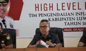 Bupati Luwu Timur, H. Budiman, didampingi Forum Koordinasi Pimpinan Daerah (Forkopimda) Kabupaten Luwu Timur (Lutim) memimpin Rapat "High Level Meeting" oleh Tim Pengendalian Inflasi Daerah (TPID) Kabupaten Lutim, di Aula Sasana Praja, Senin (04/04/2022).