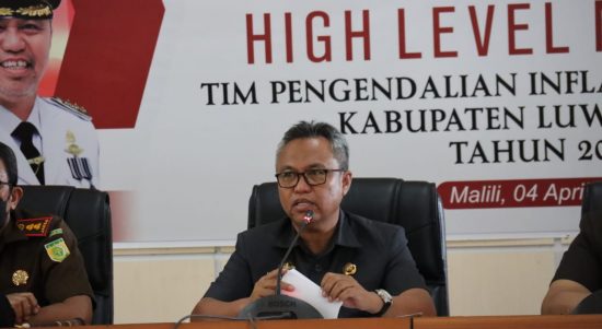 Bupati Luwu Timur, H. Budiman, didampingi Forum Koordinasi Pimpinan Daerah (Forkopimda) Kabupaten Luwu Timur (Lutim) memimpin Rapat "High Level Meeting" oleh Tim Pengendalian Inflasi Daerah (TPID) Kabupaten Lutim, di Aula Sasana Praja, Senin (04/04/2022).