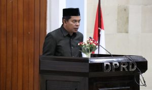 Juru bicara Fraksi Golkar, Wahidin Wahid saat menyampaikan pendapat akhir fraksi Golkar pada sidang paripurna di Ruang sidang Paripurna DPRD Luwu Timur, Desa puncak Indah, Malili, Senin (26/09/22).