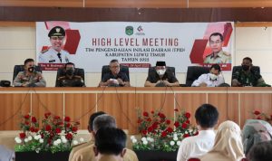 Ketua DPRD Luwu Timur, Aripin, bersama Bupati Luwu Timur, H. Budiman beserta Forum Koordinasi Pimpinan Daerah (Forkopimda) Kabupaten Luwu Timur (Lutim) dalam Rapat “High Level Meeting” oleh Tim Pengendalian Inflasi Daerah (TPID) Kabupaten Lutim, di Aula Sasana Praja, Senin (4/4/22).