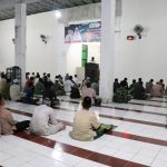 Bupati Luwu Timur, H. Budiman didampingi unsur Forkopimda melaksanakan shalat tarwih malam kelima bersama masyarakat di Masjid Raya Nurul Yakin Mangkutana, Rabu (06/04/2022).