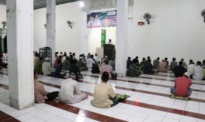 Bupati Luwu Timur, H. Budiman didampingi unsur Forkopimda melaksanakan shalat tarwih malam kelima bersama masyarakat di Masjid Raya Nurul Yakin Mangkutana, Rabu (06/04/2022).