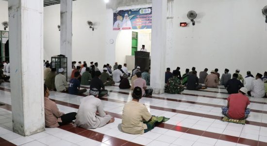 Bupati Luwu Timur, H. Budiman didampingi unsur Forkopimda melaksanakan shalat tarwih malam kelima bersama masyarakat di Masjid Raya Nurul Yakin Mangkutana, Rabu (06/04/2022).