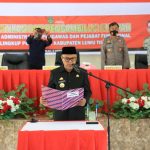 Bupati Luwu Timur (Lutim), H. Budiman didampingi Sekretaris Daerah (Sekda), H. Bahri Suli, Forum Koordinasi Pimpinan Daerah (Forkopimda) Kabupaten Lutim, melantik dan mengambil sumpah sejumlah Pejabat Administrator, Pengawas dan Fungsional Lingkup Pemerintah Kabupaten Lutim di Gedung Wanita Simpurusiang, Jumat (08/04/2022).