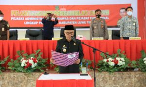 Bupati Luwu Timur (Lutim), H. Budiman didampingi Sekretaris Daerah (Sekda), H. Bahri Suli, Forum Koordinasi Pimpinan Daerah (Forkopimda) Kabupaten Lutim, melantik dan mengambil sumpah sejumlah Pejabat Administrator, Pengawas dan Fungsional Lingkup Pemerintah Kabupaten Lutim di Gedung Wanita Simpurusiang, Jumat (08/04/2022).