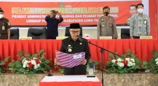 Bupati Luwu Timur (Lutim), H. Budiman didampingi Sekretaris Daerah (Sekda), H. Bahri Suli, Forum Koordinasi Pimpinan Daerah (Forkopimda) Kabupaten Lutim, melantik dan mengambil sumpah sejumlah Pejabat Administrator, Pengawas dan Fungsional Lingkup Pemerintah Kabupaten Lutim di Gedung Wanita Simpurusiang, Jumat (08/04/2022).