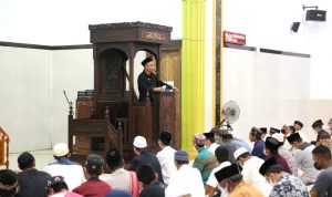 Malam ketujuh ramadhan, Bupati Luwu Timur, H. Budiman bersama Forkopimda, Sekretaris Daerah, H. Bahri Suli, Ketua TP PKK, Hj. Sufriaty beserta para pejabat eselon II Pemkab Lutim melaksanakan shalat Isya sekaligus shalat Tarawih berjamaah di Masjid Besar At-Taqwa Kecamatan Tomoni Timur (Tomtim), Jum'at (08/04/2022).