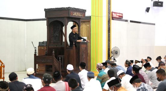 Malam ketujuh ramadhan, Bupati Luwu Timur, H. Budiman bersama Forkopimda, Sekretaris Daerah, H. Bahri Suli, Ketua TP PKK, Hj. Sufriaty beserta para pejabat eselon II Pemkab Lutim melaksanakan shalat Isya sekaligus shalat Tarawih berjamaah di Masjid Besar At-Taqwa Kecamatan Tomoni Timur (Tomtim), Jum'at (08/04/2022).