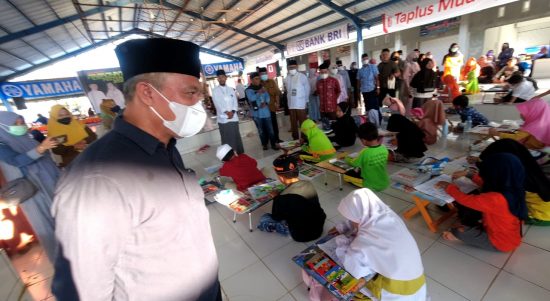 Bupati Luwu Timur, H. Budiman, bersama Ketua TP PKK Luwu Timur, Hj. Sufriaty menghadiri acara Pembukaan Ramadhan Festival 2022 yang diselenggarakan di Pusat Niaga Malili (PNM), Minggu (10/04/2022).