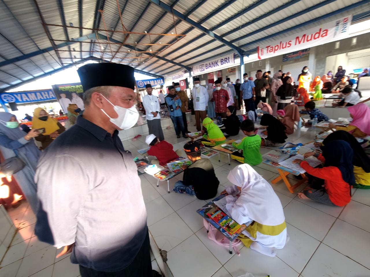 Bupati Luwu Timur, H. Budiman, bersama Ketua TP PKK Luwu Timur, Hj. Sufriaty menghadiri acara Pembukaan Ramadhan Festival 2022 yang diselenggarakan di Pusat Niaga Malili (PNM), Minggu (10/04/2022).