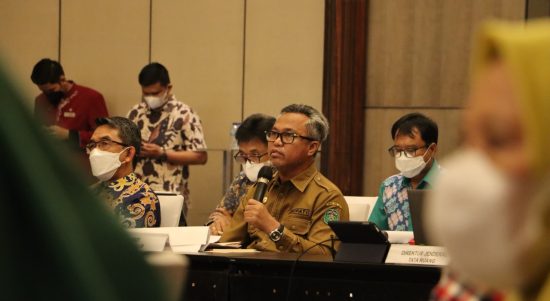 Bupati Luwu Timur, H. Budiman memaparkan Rancangan Peraturan Bupati Terkait Rencana Detail Tata Ruang (RDTR) Kawasan Perkotaan Matoto (Mangkutana, Tomoni, Tomoni Timur) dihadapan Direktur Jenderal Tata Ruang Kementerian Agraria dan Tata Ruang (ATR)/Badan Pertanahan Nasional (BPN) pada saat Rapat Koordinasi Lintas Sektor yang digelar di Balroom Sheraton Grand Jakarta Gandaria City, Jakarta Selatan, Selasa (12/04/2022).