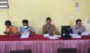 Kepala Desa Bawalipu, Wahyuddin saat memberikan arahan kepada warga penerimRabua BPNT, (13/4/22).