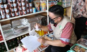 Tim Pengawas Obat dan Makanan Daerah Kabupaten Luwu Timur yang terdiri dari Dinas Kesehatan (Dinkes), Dinas Pertanian dan Ketahanan Pangan, Dinas Perdagangan, Koperasi, Perindustrian Usaha Kecil dan Menengah, Dinas Penanaman Modal dan Pelayanan Terpadu Satu Pintu (DPMPTSP), Dinas Kominfo-SP serta Satpol PP melakukan Pembinaan pengawasan di Pasar Tomoni, Kamis (14/04/2022).