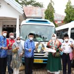 Bupati Budiman Serahkan dua unit Bus pada kunjungan kerja di kecamatan malili, Senin (18/04/2022).