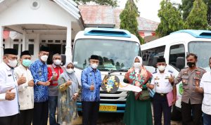 Bupati Budiman Serahkan dua unit Bus pada kunjungan kerja di kecamatan malili, Senin (18/04/2022).