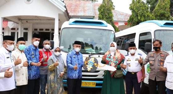 Bupati Budiman Serahkan dua unit Bus pada kunjungan kerja di kecamatan malili, Senin (18/04/2022).