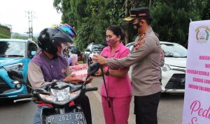 Kapolres Luwu Timur bersama ketua Bhayangkari Lutim membagikan takjil kepada para pengendara