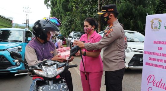 Kapolres Luwu Timur bersama ketua Bhayangkari Lutim membagikan takjil kepada para pengendara