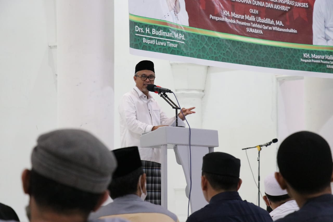 Malam ke-17 ramadhan, Pemerintah Kabupaten Luwu Timur menggelar Peringatan Nuzulul Qur'an tingkat Kabupaten 1443 H / 2022 M, di Masjid Agung Malili, Kelurahan Malili, dirangkaikan dengan Shalat Tarwih berjamaah, Senin (18/04/2022) malam.