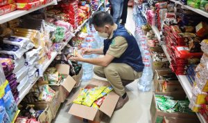 Tim koordinasi menggelar inspeksi mendadak (sidak) di pasar malindungi Soroako, Kecamatan Nuha, Senin (18/04/2022). Hasilnya, tim pengawas menemukan aneka obat, makanan dan minuman serta kosmetik yang sudah expired.
