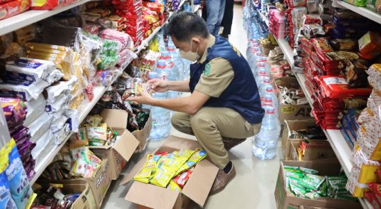 Tim koordinasi menggelar inspeksi mendadak (sidak) di pasar malindungi Soroako, Kecamatan Nuha, Senin (18/04/2022). Hasilnya, tim pengawas menemukan aneka obat, makanan dan minuman serta kosmetik yang sudah expired.