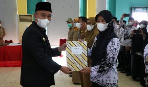Sebanyak 482 orang akhirnya menerima Surat Keputusan (SK) Pengangkatan yang juga dirangkaikan dengan Penandatangan Perjanjian Kerja Bagi Pegawai Pemerintah Dengan Perjanjian Kerja (PPPK), yang berlangsung di Gedung Wanita Simpurusiang Malili, Selasa (19/04/2022).