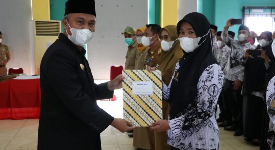 Sebanyak 482 orang akhirnya menerima Surat Keputusan (SK) Pengangkatan yang juga dirangkaikan dengan Penandatangan Perjanjian Kerja Bagi Pegawai Pemerintah Dengan Perjanjian Kerja (PPPK), yang berlangsung di Gedung Wanita Simpurusiang Malili, Selasa (19/04/2022).