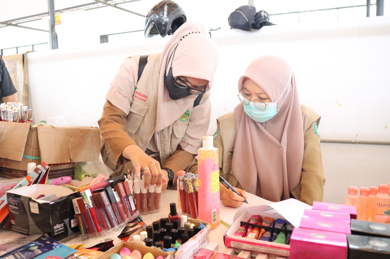 Aktivitas Tim pengawasan obat dan makanan daerah Kabupaten Luwu Timur memasuki hari ketiga. Kali ini, lokus pengawasan berpusat di Kecamatan Angkona, yakni Pasar Rakyat Solo dan pasar Tampinna, Selasa (19/04/2022).