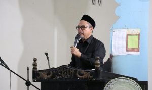 Malam ke-18 ramadhan, Bupati Luwu Timur, H. Budiman bersama Perwira Penghubung, Safruddin, para Staf Ahli dan Asisten, serta para kepala OPD melaksanakan shalat Isya dan dilanjutkan dengan shalat tarwih berjamaah di Masjid At-Taqwa Desa Solo, Kecamatan Angkona, Selasa (19/04/2022).