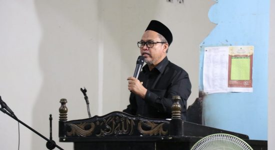 Malam ke-18 ramadhan, Bupati Luwu Timur, H. Budiman bersama Perwira Penghubung, Safruddin, para Staf Ahli dan Asisten, serta para kepala OPD melaksanakan shalat Isya dan dilanjutkan dengan shalat tarwih berjamaah di Masjid At-Taqwa Desa Solo, Kecamatan Angkona, Selasa (19/04/2022).