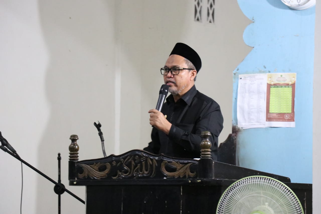 Malam ke-18 ramadhan, Bupati Luwu Timur, H. Budiman bersama Perwira Penghubung, Safruddin, para Staf Ahli dan Asisten, serta para kepala OPD melaksanakan shalat Isya dan dilanjutkan dengan shalat tarwih berjamaah di Masjid At-Taqwa Desa Solo, Kecamatan Angkona, Selasa (19/04/2022).