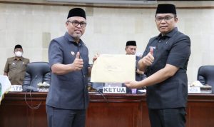 Bupati Luwu Timur, H. Budiman menghadiri Rapat Paripurna Dewan Perwakilan Rakyat Daerah (DPRD) Luwu Timur yang berlangsung di ruang sidang paripurna kantor DPRD, Rabu (20/04/2022).