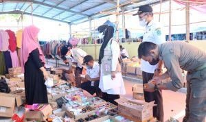 Memasuki hari keempat kegiatan pengawasan obat dan makanan, Tim masih menemukan obat dan kosmetik tak punya izin edar hingga makan minum (mamin) yang sudah expire di Kecamatan Kalaena, baik di Pasar tradisional maupun toko-toko eceran serta pasar swalayan, Rabu (20/04/2022).