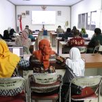 Pemerintah Kabupaten Luwu Timur mengikuti secara virtual Pertemuan Pembinaan Inovasi Daerah secara Lintas K/L melalui Sosialisasi dan Bimtek Daerah yang kurang inovatif dan tidak dapat nilai khusus wilayah Sulawesi, yang diselenggarakan oleh Kementerian Dalam Negeri RI (Kemendagri) di Aula Media Center Dinas Kominfo Lutim, Kamis (21/04/2022).