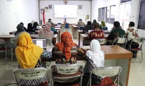 Pemerintah Kabupaten Luwu Timur mengikuti secara virtual Pertemuan Pembinaan Inovasi Daerah secara Lintas K/L melalui Sosialisasi dan Bimtek Daerah yang kurang inovatif dan tidak dapat nilai khusus wilayah Sulawesi, yang diselenggarakan oleh Kementerian Dalam Negeri RI (Kemendagri) di Aula Media Center Dinas Kominfo Lutim, Kamis (21/04/2022).